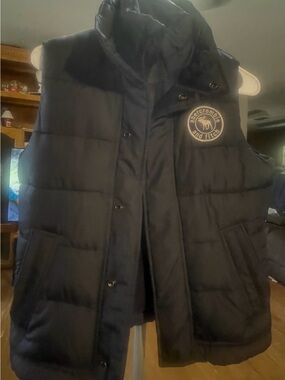 Black Abercrombie & Fitch Puffer Vest  Kids L